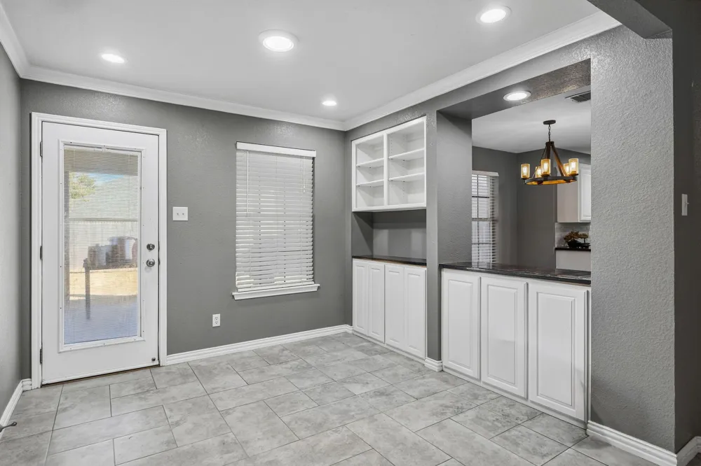 607 Meadowbrook Drive Burleson, TX 76028