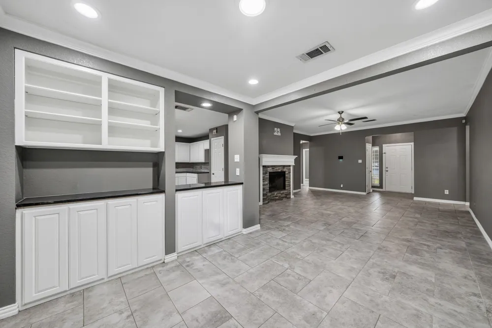 607 Meadowbrook Drive Burleson, TX 76028