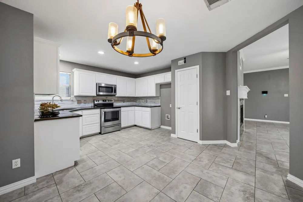 607 Meadowbrook Drive Burleson, TX 76028