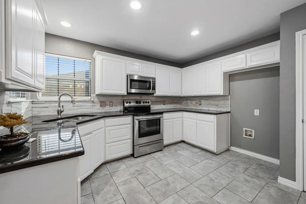 607 Meadowbrook Drive Burleson, TX 76028