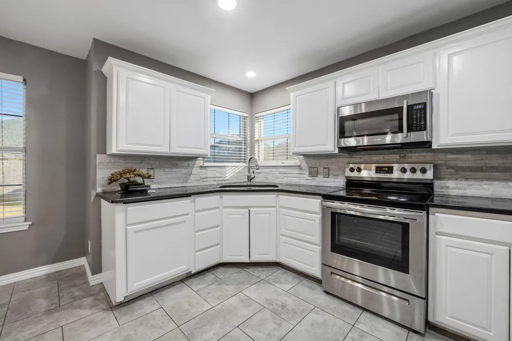 607 Meadowbrook Drive Burleson, TX 76028