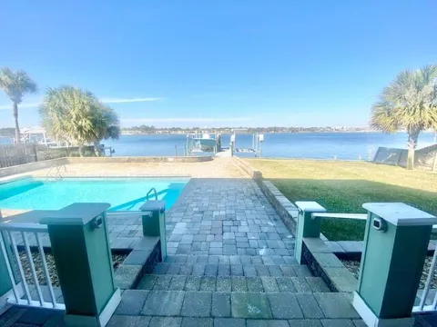 906 Santa Rosa Boulevard