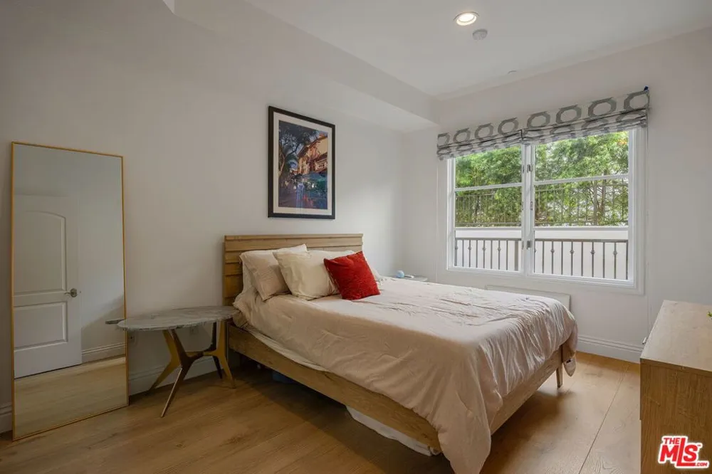 718 Croft Avenue #102 Los Angeles, CA 90069