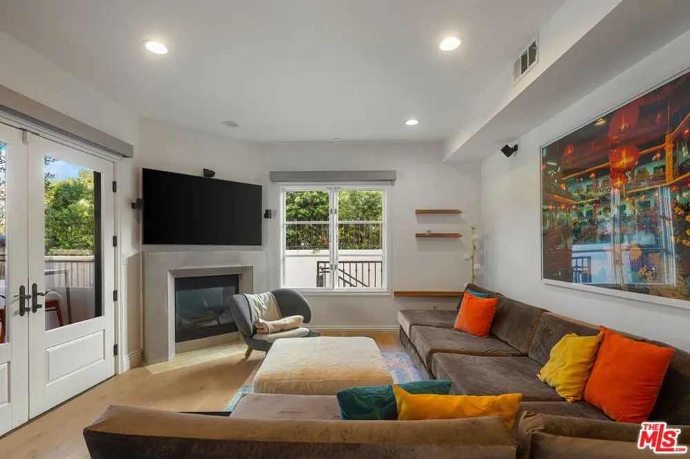 718 Croft Avenue #102 Los Angeles, CA 90069