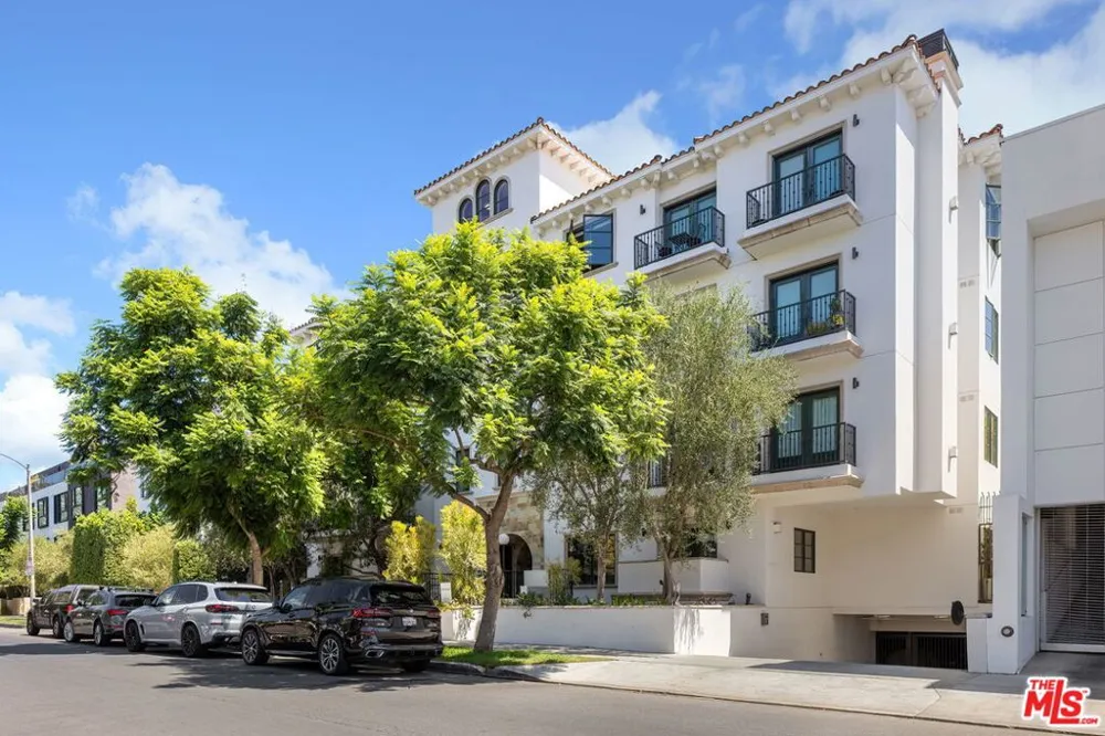 718 Croft Avenue #102 Los Angeles, CA 90069