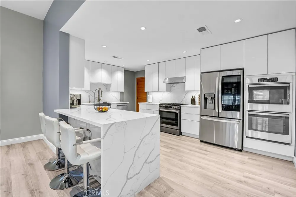 15012 Wyandotte Los Angeles, CA 91405