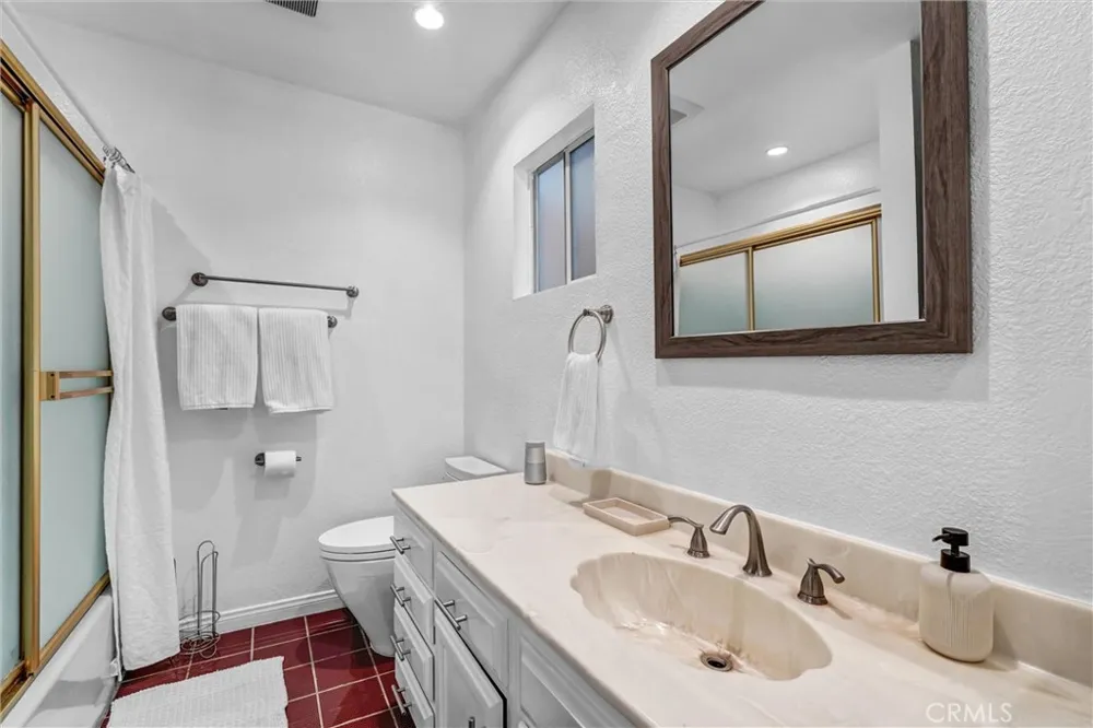 15012 Wyandotte Los Angeles, CA 91405