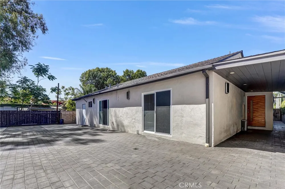 15012 Wyandotte Los Angeles, CA 91405
