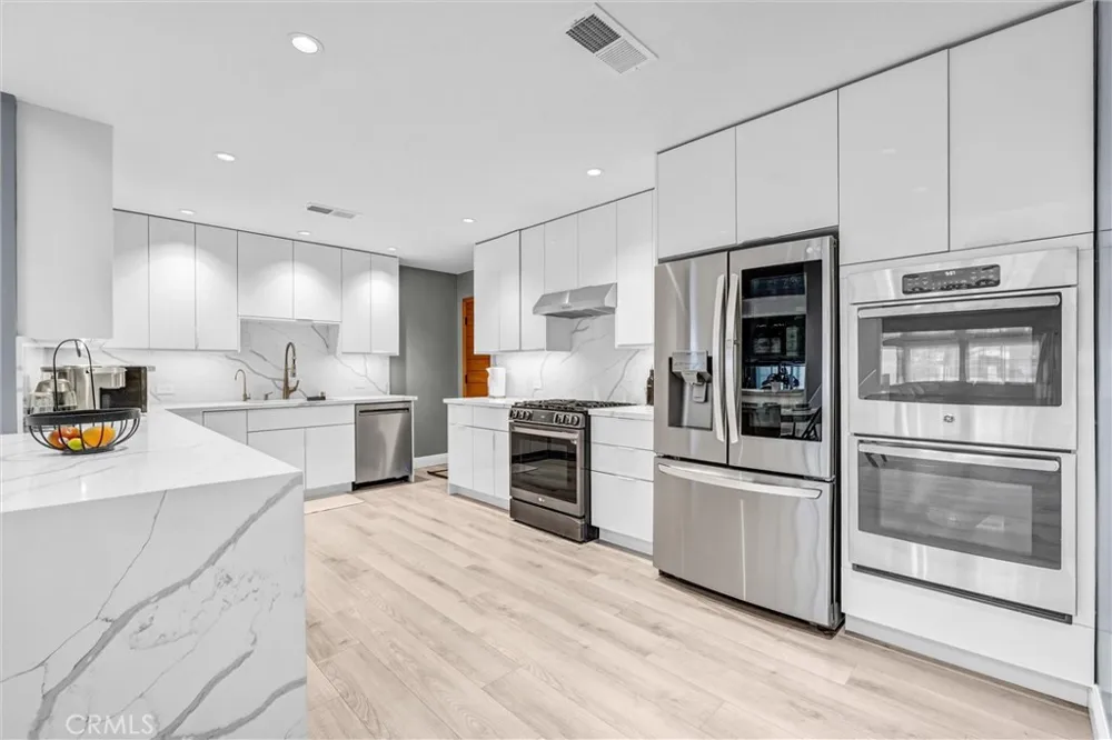 15012 Wyandotte Los Angeles, CA 91405