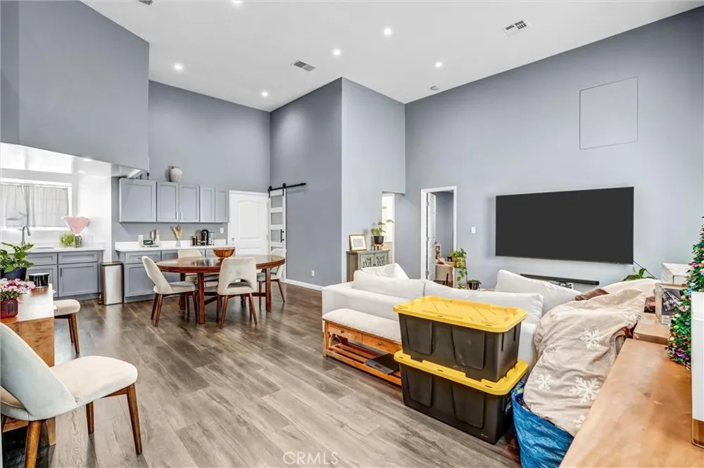 15012 Wyandotte Los Angeles, CA 91405