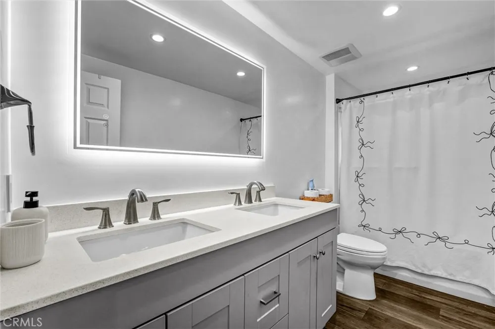 15012 Wyandotte Los Angeles, CA 91405