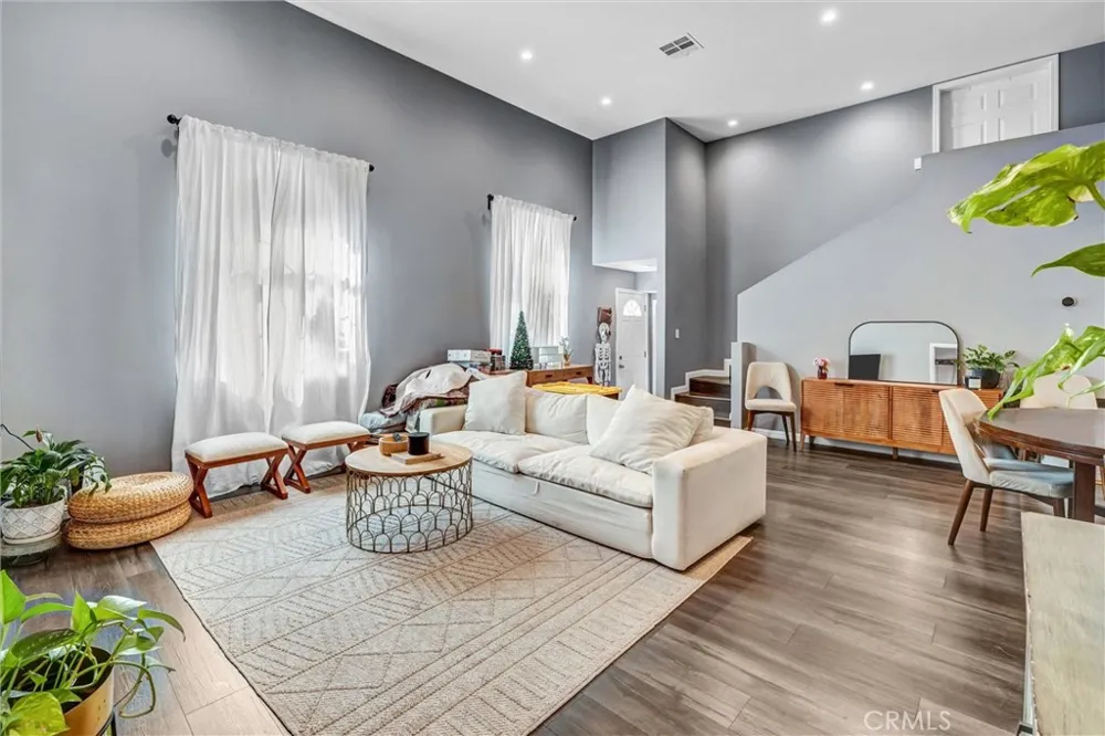 15012 Wyandotte Los Angeles, CA 91405