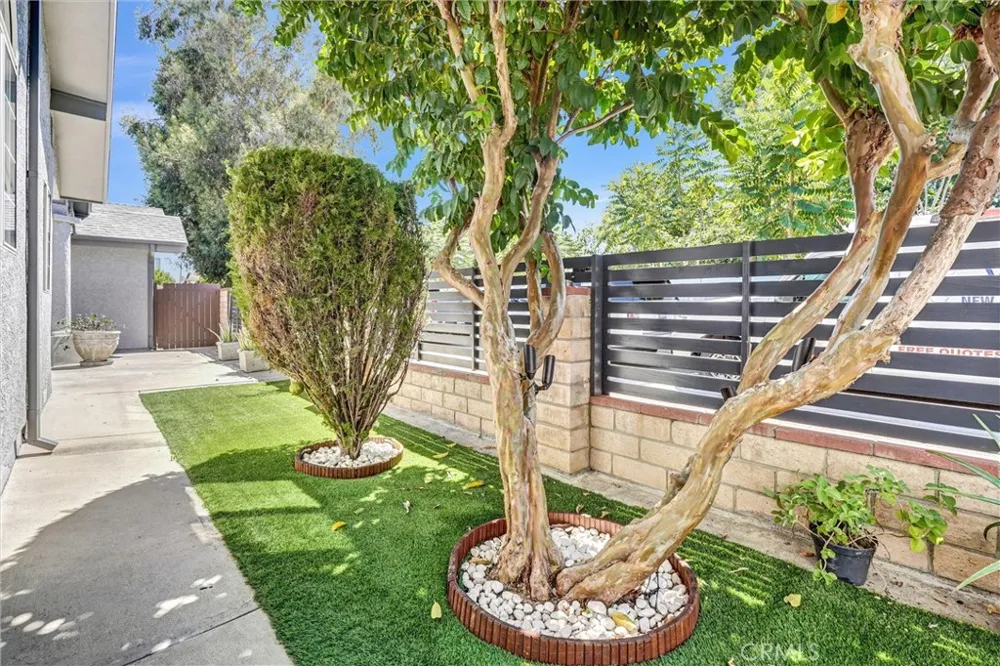 15012 Wyandotte Los Angeles, CA 91405