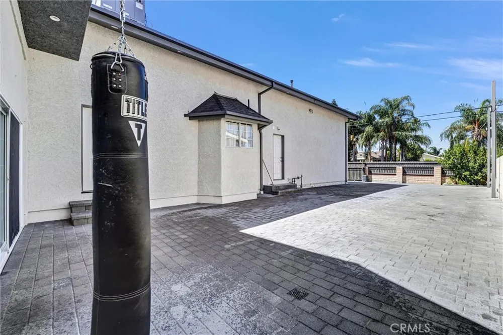 15012 Wyandotte Los Angeles, CA 91405