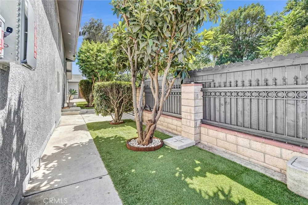 15012 Wyandotte Los Angeles, CA 91405