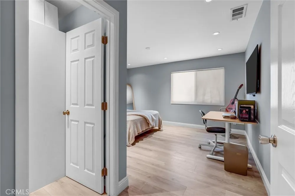 15012 Wyandotte Los Angeles, CA 91405