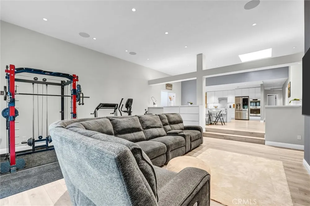 15012 Wyandotte Los Angeles, CA 91405