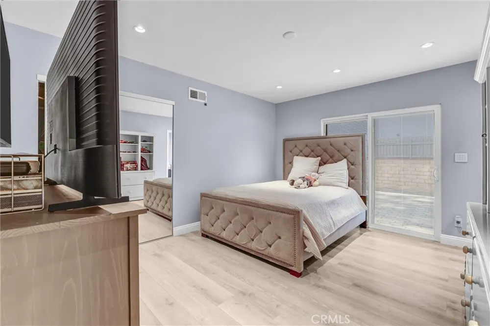 15012 Wyandotte Los Angeles, CA 91405