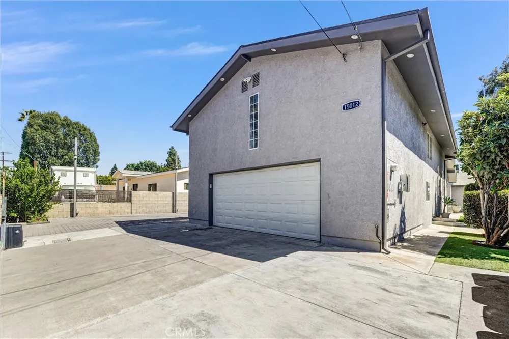 15012 Wyandotte Los Angeles, CA 91405