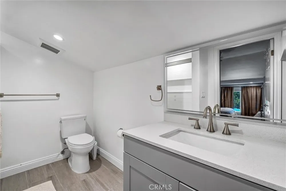 15012 Wyandotte Los Angeles, CA 91405