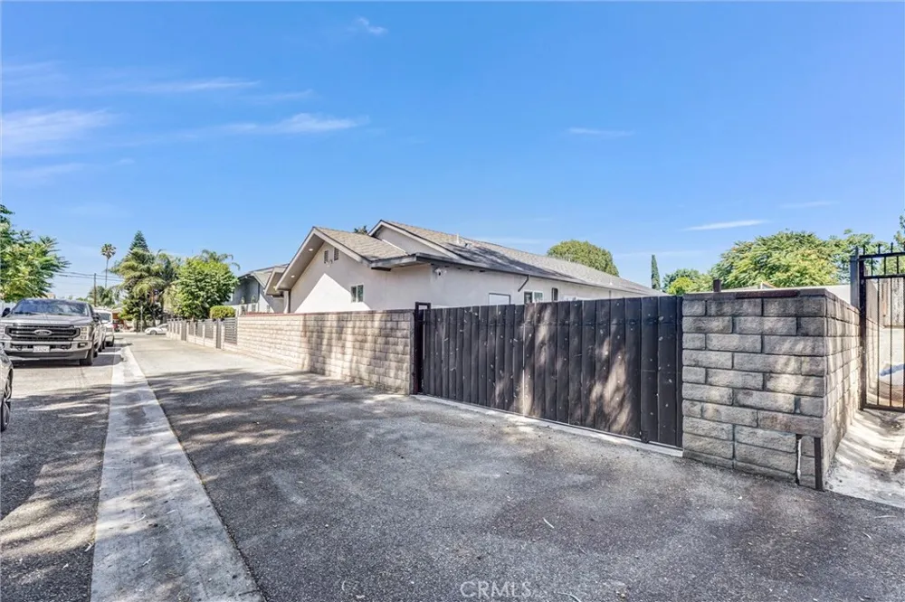 15012 Wyandotte Los Angeles, CA 91405