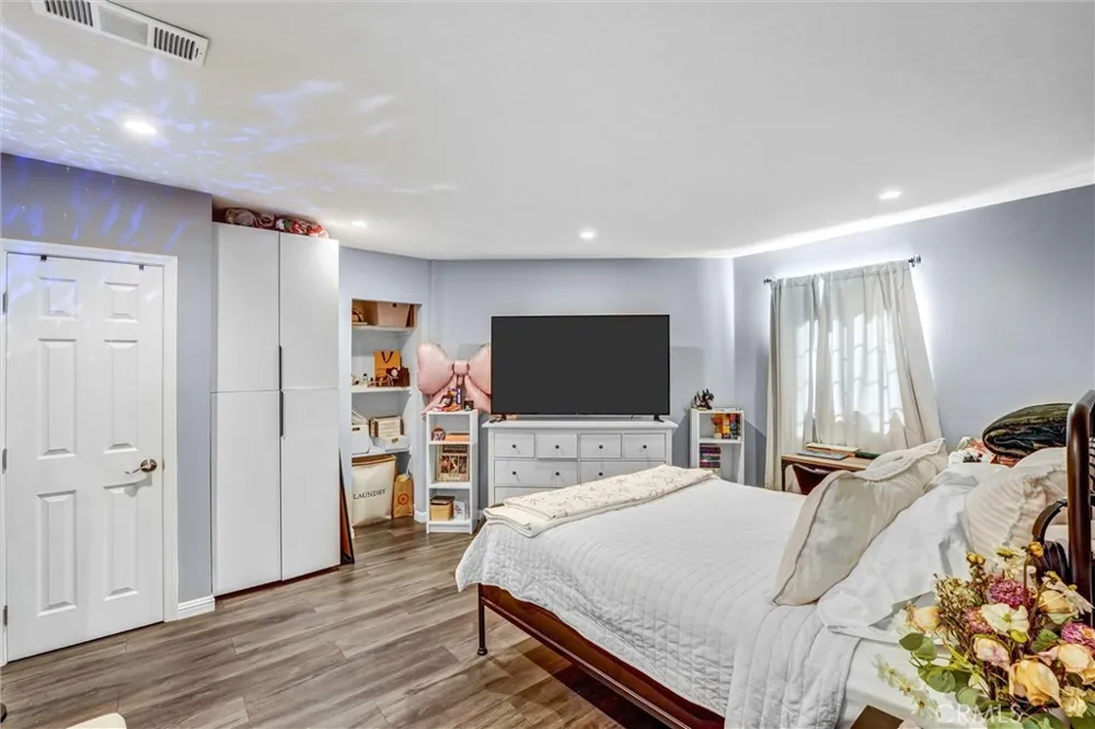 15012 Wyandotte Los Angeles, CA 91405