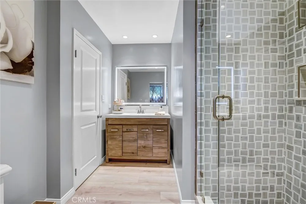 15012 Wyandotte Los Angeles, CA 91405