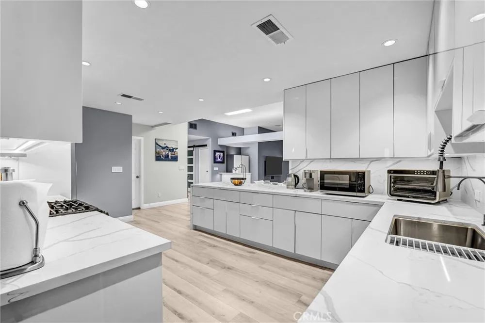 15012 Wyandotte Los Angeles, CA 91405