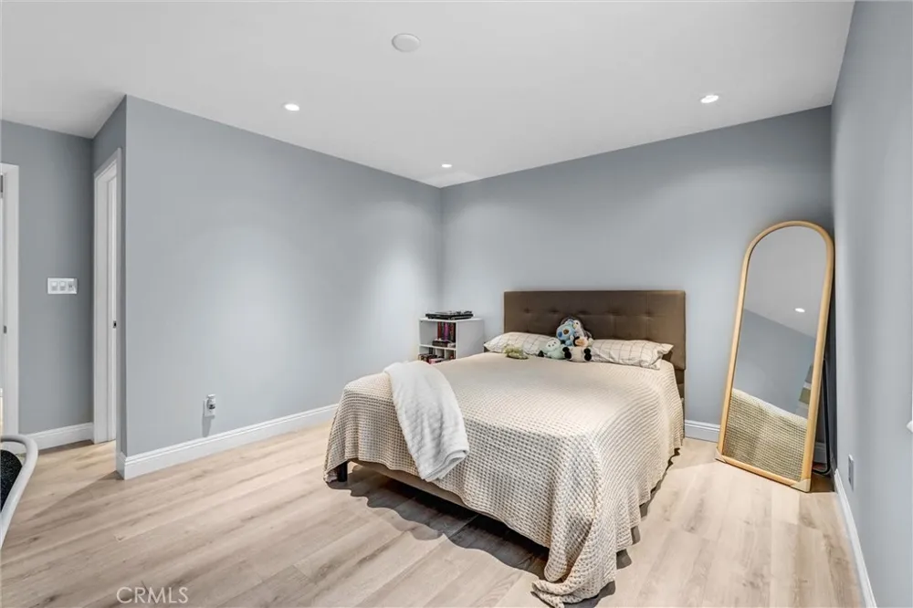 15012 Wyandotte Los Angeles, CA 91405