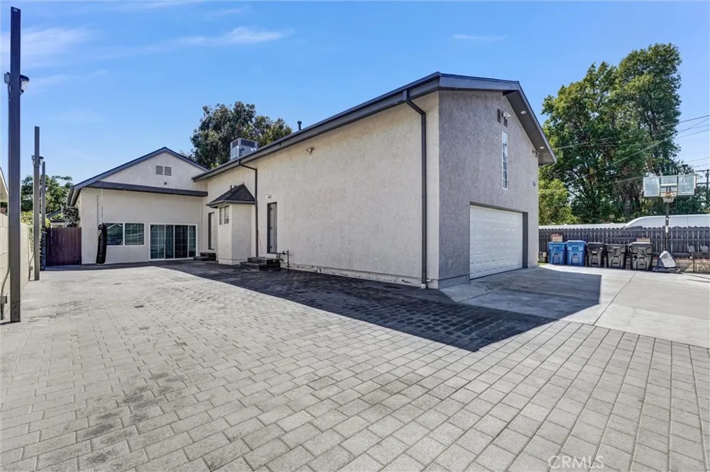 15012 Wyandotte Los Angeles, CA 91405