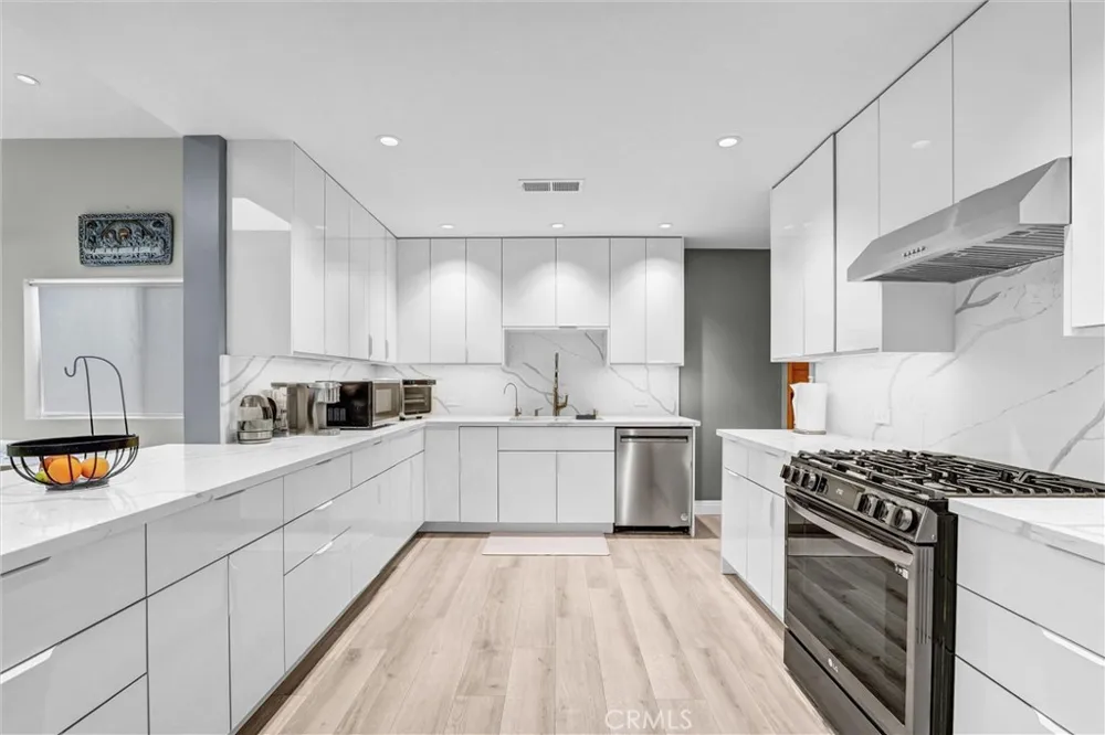 15012 Wyandotte Los Angeles, CA 91405