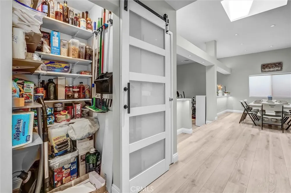 15012 Wyandotte Los Angeles, CA 91405