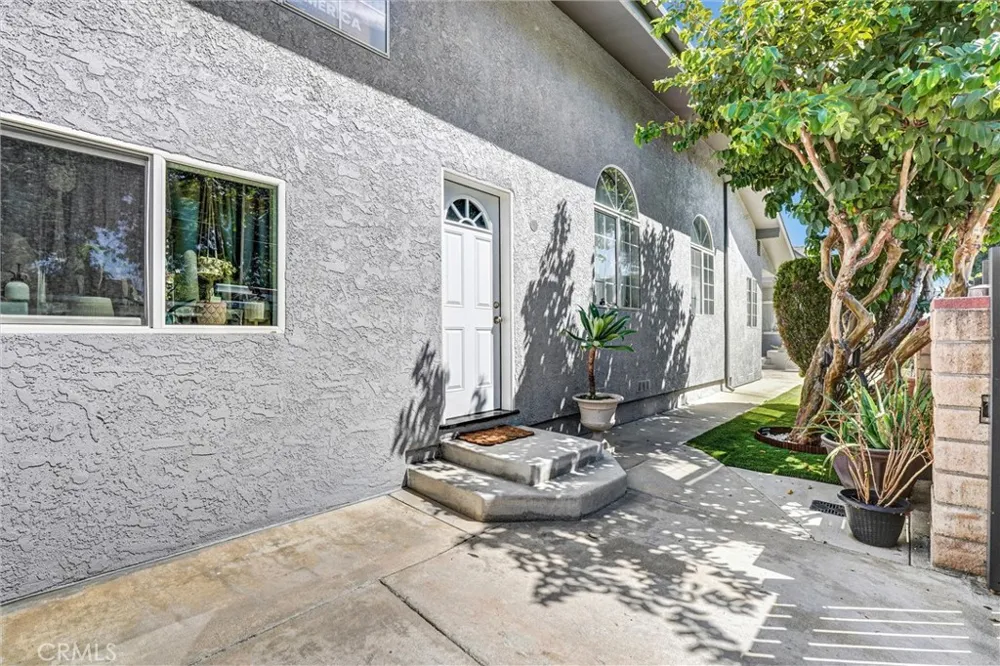 15012 Wyandotte Los Angeles, CA 91405