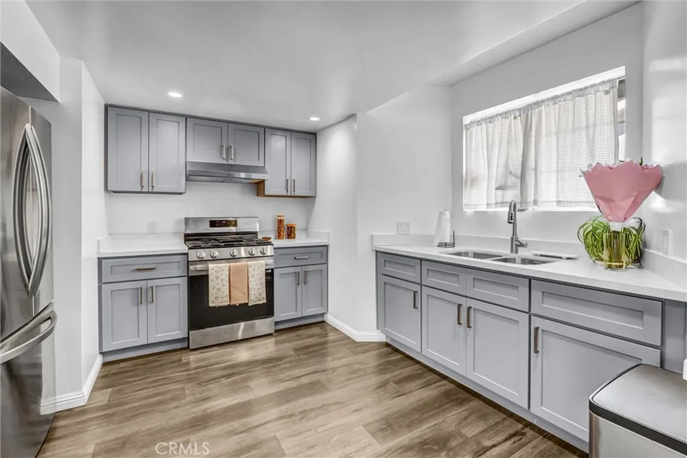 15012 Wyandotte Los Angeles, CA 91405