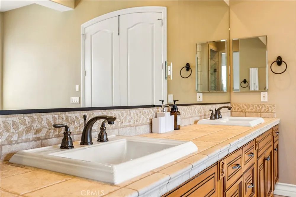 28270 Via Santa Rosa Temecula, CA 92590