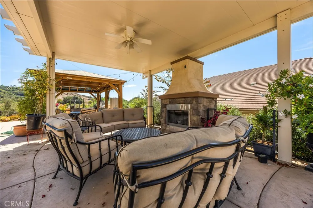 28270 Via Santa Rosa Temecula, CA 92590
