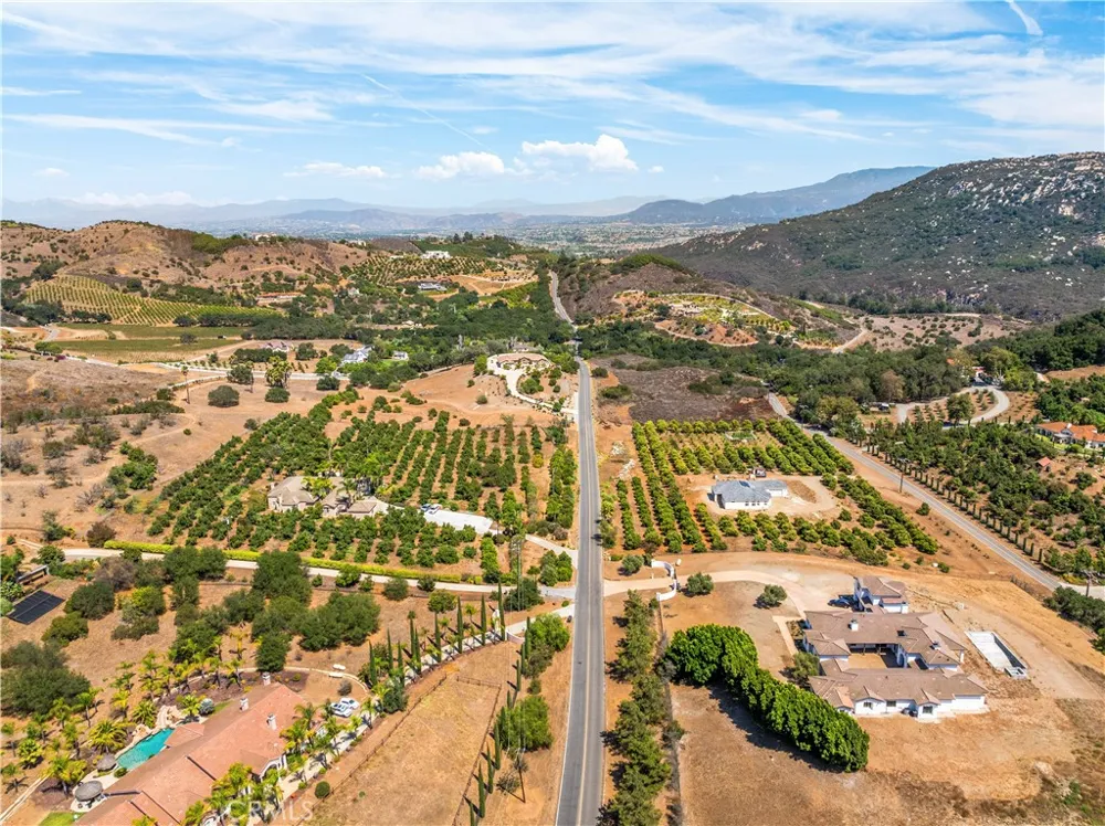 28270 Via Santa Rosa Temecula, CA 92590