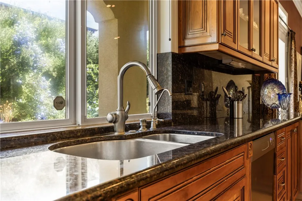 28270 Via Santa Rosa Temecula, CA 92590