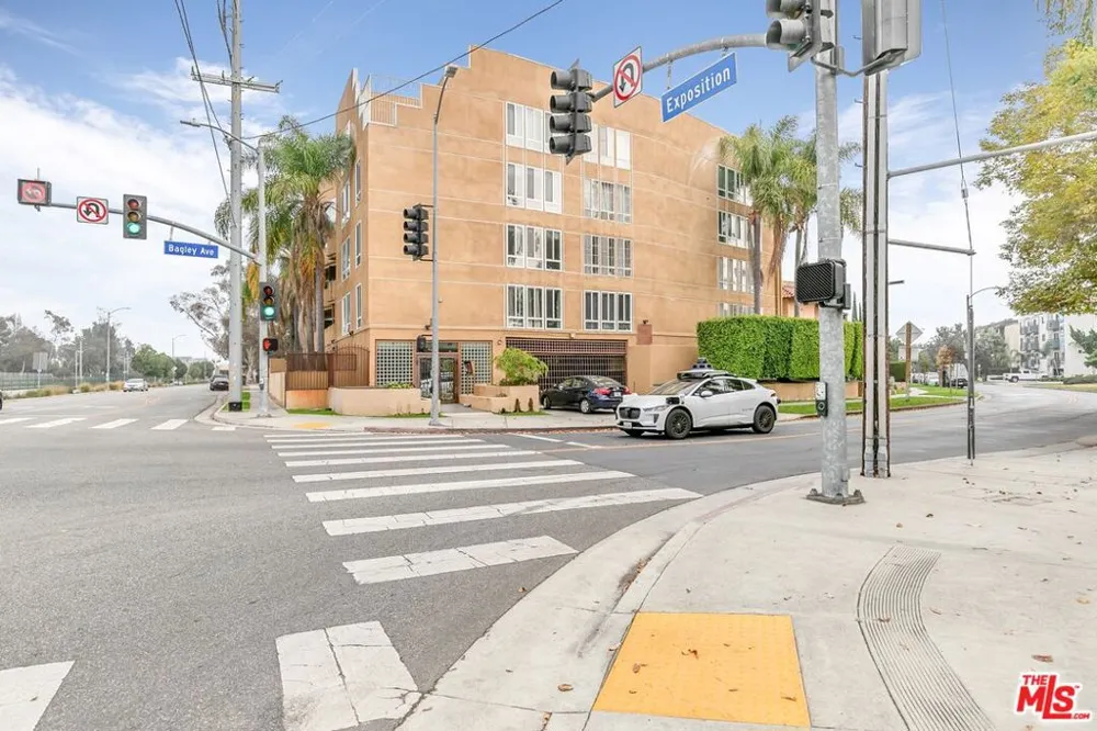 3600 Bagley Avenue #302 Los Angeles, CA 90034