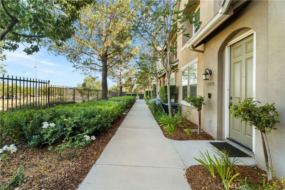 27249 Riverview Lane Valencia, CA 91354