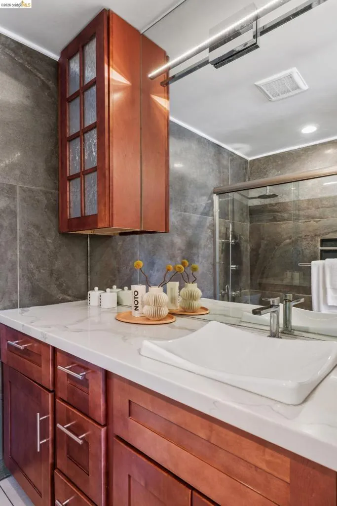 565 Bellevue Ave. #806 Oakland, CA 94610