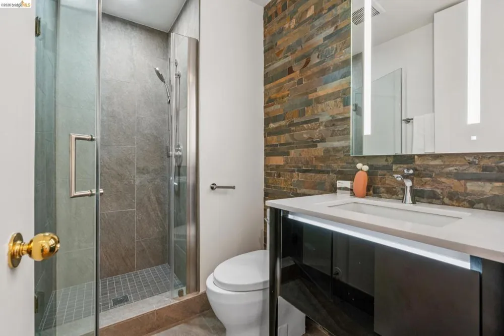 565 Bellevue Ave. #806 Oakland, CA 94610