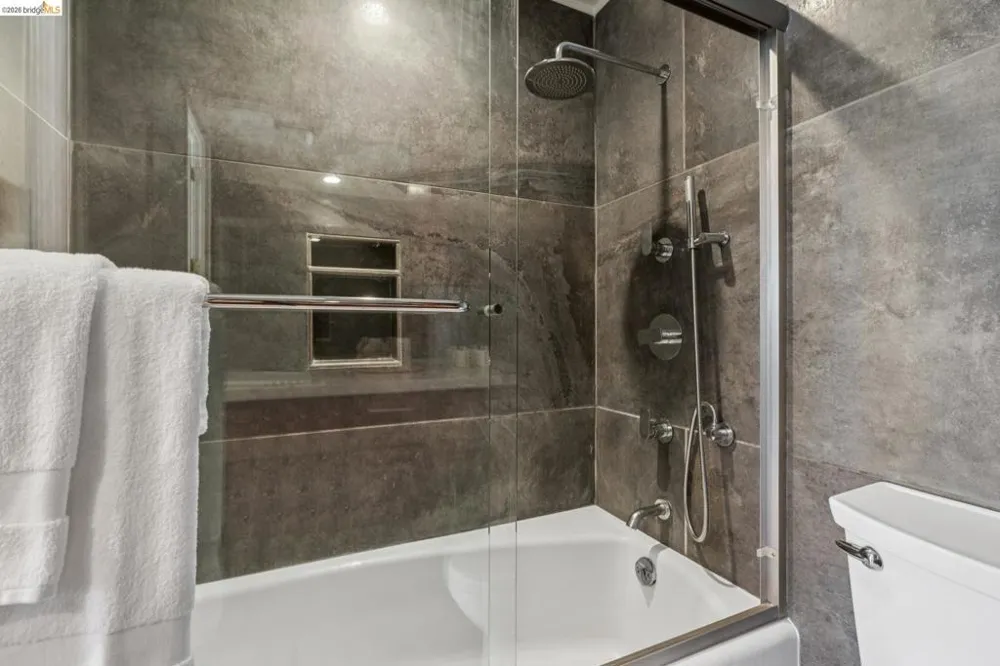 565 Bellevue Ave. #806 Oakland, CA 94610