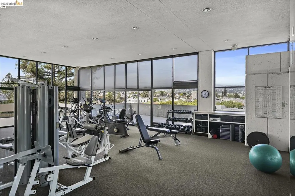 565 Bellevue Ave. #806 Oakland, CA 94610