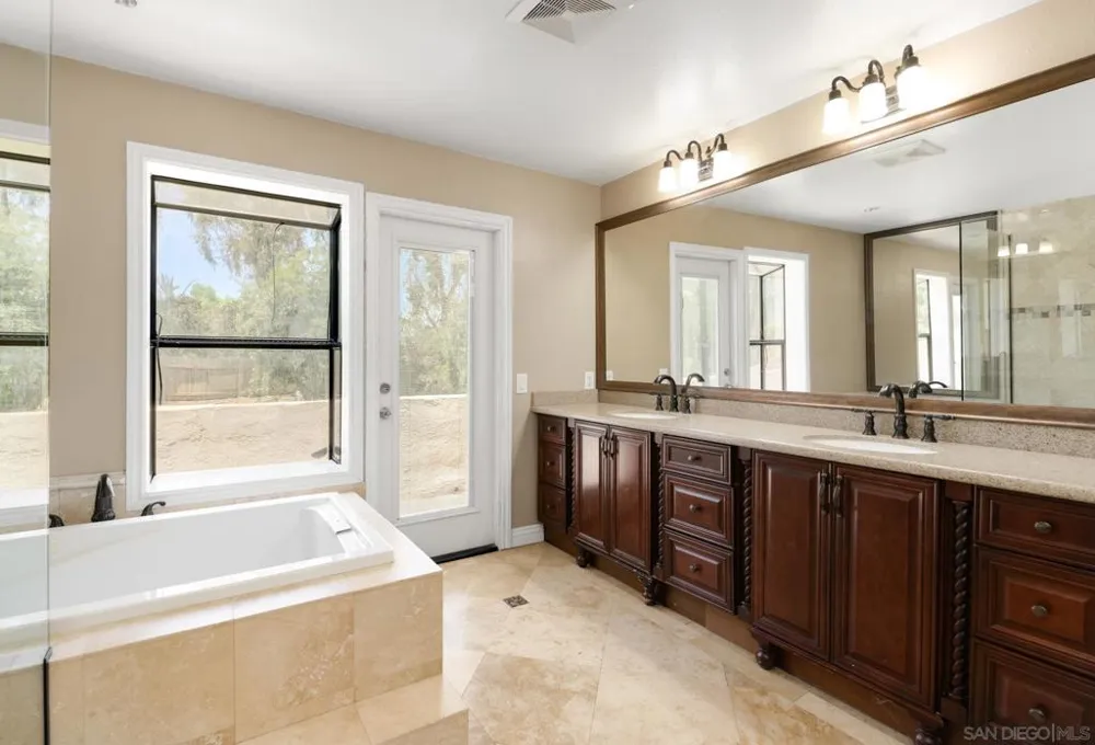 1036 Long Shadow Ct El Cajon, CA 92019