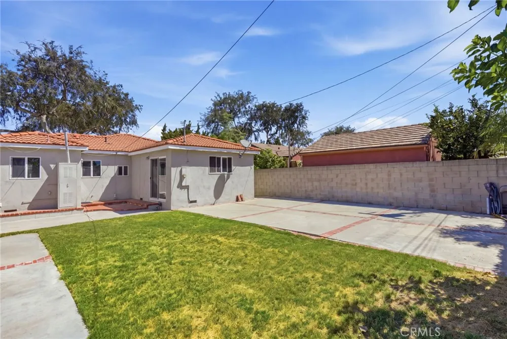 2114 W West Fullerton, CA 92833