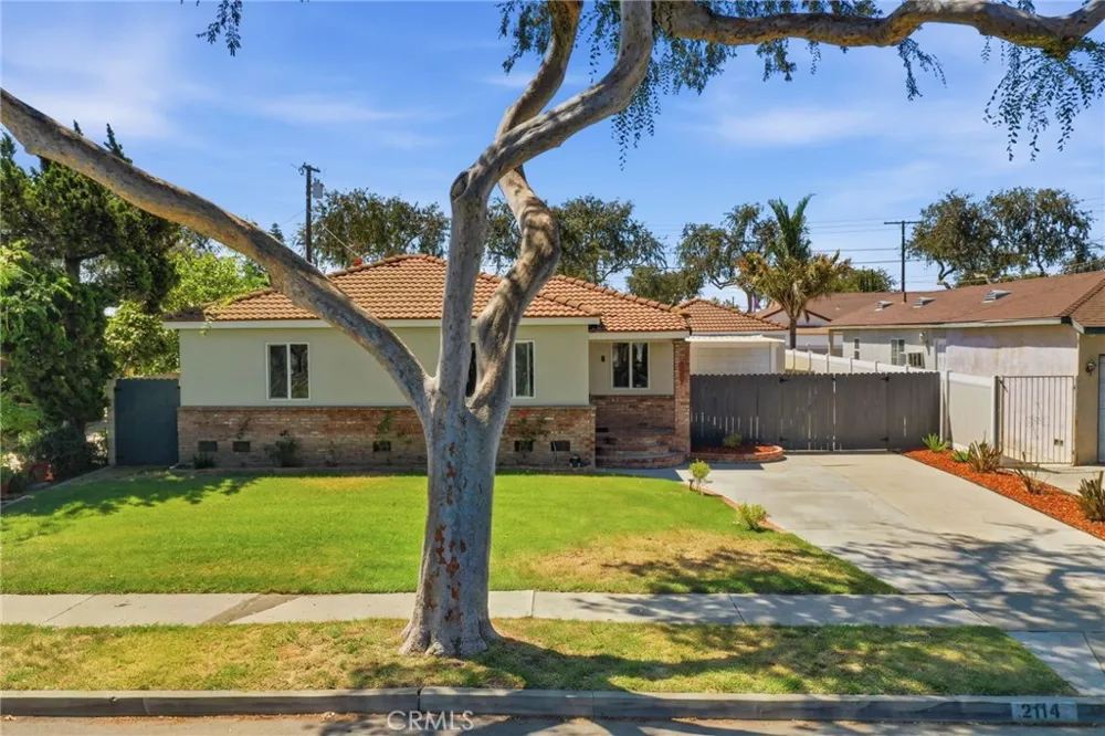 2114 W West Fullerton, CA 92833
