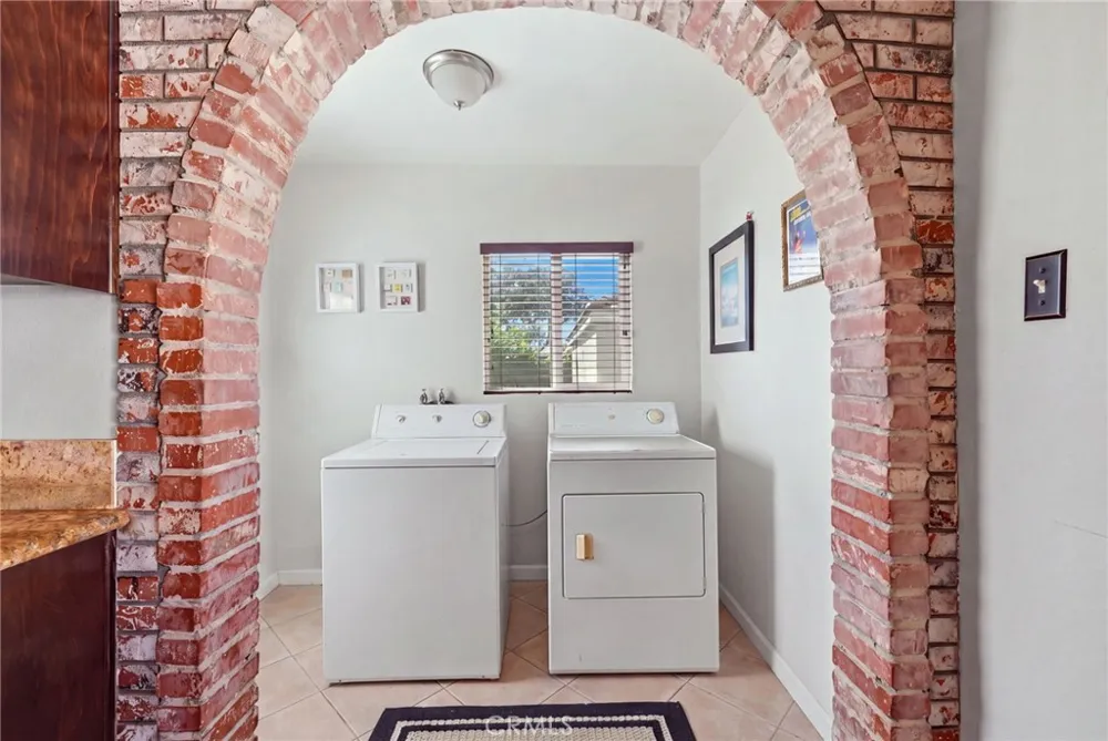 2114 W West Fullerton, CA 92833