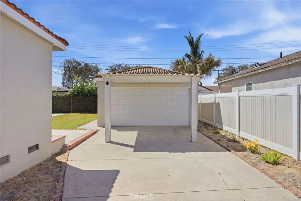 2114 W West Fullerton, CA 92833