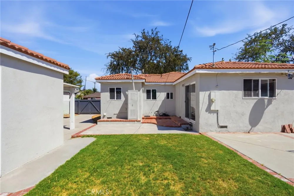 2114 W West Fullerton, CA 92833